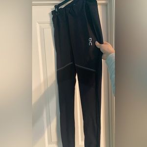 On cloud tights, size medium, black